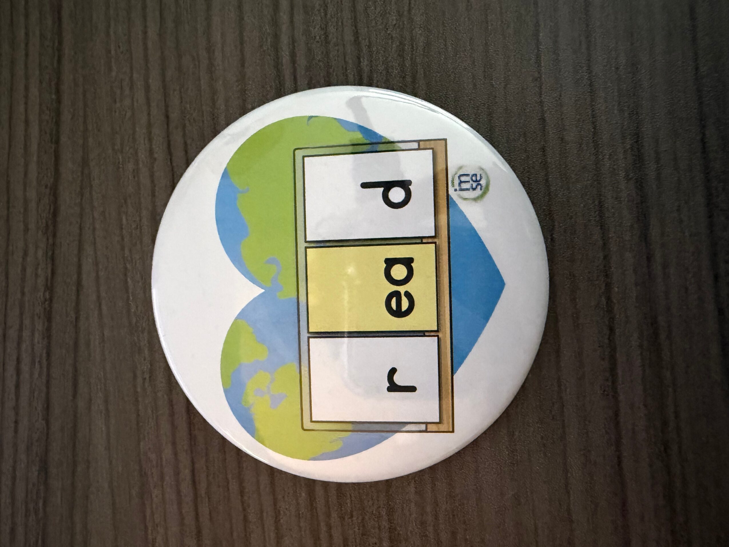 Round badge with a globe and the word 'par' in black letters on a yellow background.